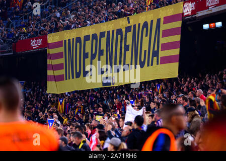 Barcellona, Spagna. 29 ott 2019. La gente mostra bandiere politico circa Catalonia situazione durante la Liga match tra FC Barcelona e Valladolid CF allo stadio Camp Nou a Barcellona, Spagna. Credito: Christian Bertrand/Alamy Live News Foto Stock