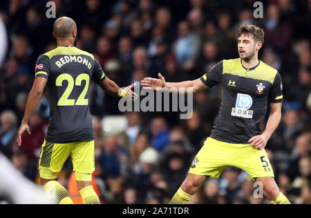 Southampton Jack Stephens (destra) punteggio celebra il suo lato del primo obiettivo del gioco con Nathan Redmond durante il Carabao Cup, quarto round corrispondono all'Etihad Stadium e Manchester. Foto Stock