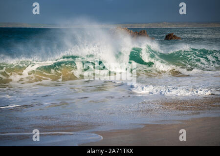 Onde si infrangono sulla riva a Porthgwidden Beach (1) Foto Stock