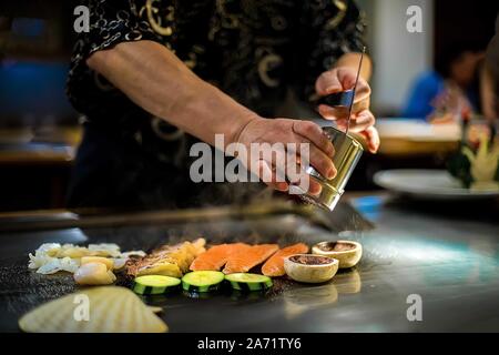 Teppan mostrano in un ristorante Giapponese, cucina direttamente di fronte al cliente, pesce, riso, carne e verdure Foto Stock