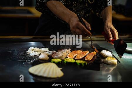 Teppan mostrano in un ristorante Giapponese, cucina direttamente di fronte al cliente, pesce, riso, carne e verdure Foto Stock