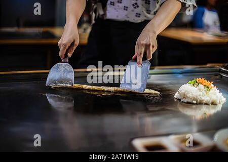 Teppan mostrano in un ristorante Giapponese, cucina direttamente di fronte al cliente, pesce, riso, carne e verdure Foto Stock