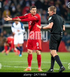 Bochum, Germania. 29 ott 2019. Calcio: DFB Cup, VfL Bochum - Bayern Monaco, 2° round in Vonovia Ruhr Stadio. Monaco di Baviera Robert Lewandowski (l) si lamenta rumorosamente ad arbitro Robert Schröder. Credito: David Inderlied/dpa - NOTA IMPORTANTE: In conformità con i requisiti del DFL Deutsche Fußball Liga o la DFB Deutscher Fußball-Bund, è vietato utilizzare o hanno utilizzato fotografie scattate allo stadio e/o la partita in forma di sequenza di immagini e/o video-come sequenze di foto./dpa/Alamy Live News Foto Stock