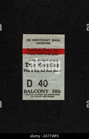 Replica cimeli legati ai Beatles: De Montfort Hall, Leicester biglietto concerto per le prestazioni dei Beatles il 1 dicembre 1963. Foto Stock