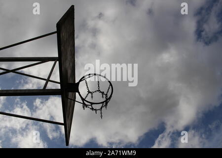 Vecchia catena di basket cesto inferiore vista laterale prima di cielo nuvoloso Foto Stock