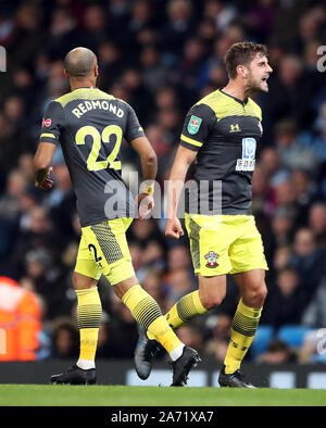 Southampton Jack Stephens (destra) punteggio celebra il suo lato del primo obiettivo del gioco durante il Carabao Cup, quarto round corrispondono all'Etihad Stadium e Manchester. Foto Stock