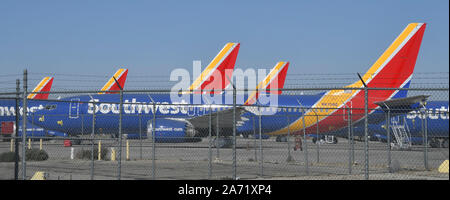 Oltre 25 più del Boeing Max getti8-8 appartenenti al Southwest Airlines restano ancora collegato a massa in Victorville aeroporto martedì. Oggi Boeing Company Presidente e Chief Executive Officer di Dennis Muilenburg e Boeing aerei commerciali Vice Presidente e Chief Engineer John Hamilton, testimoniare davanti a un trasporto del Senato audizione del Comitato sul tema "La sicurezza aerea e il futuro del Boeing 737 MAX' sul Campidoglio di Washington, Stati Uniti d'America. Ottobre 29, 2019. Foto da Gene Blevins/ZUMAPRESS. Credit: Gene Blevins/ZUMA filo/Alamy Live News Foto Stock