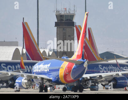 Oltre 25 più del Boeing Max getti8-8 appartenenti al Southwest Airlines restano ancora collegato a massa in Victorville aeroporto martedì. Oggi Boeing Company Presidente e Chief Executive Officer di Dennis Muilenburg e Boeing aerei commerciali Vice Presidente e Chief Engineer John Hamilton, testimoniare davanti a un trasporto del Senato audizione del Comitato sul tema "La sicurezza aerea e il futuro del Boeing 737 MAX' sul Campidoglio di Washington, Stati Uniti d'America. Ottobre 29, 2019. Foto da Gene Blevins/ZUMAPRESS. Credit: Gene Blevins/ZUMA filo/Alamy Live News Foto Stock