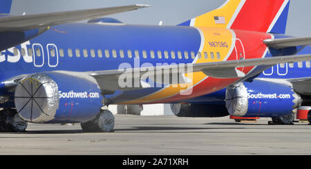 Oltre 25 più del Boeing Max getti8-8 appartenenti al Southwest Airlines restano ancora collegato a massa in Victorville aeroporto martedì. Oggi Boeing Company Presidente e Chief Executive Officer di Dennis Muilenburg e Boeing aerei commerciali Vice Presidente e Chief Engineer John Hamilton, testimoniare davanti a un trasporto del Senato audizione del Comitato sul tema "La sicurezza aerea e il futuro del Boeing 737 MAX' sul Campidoglio di Washington, Stati Uniti d'America. Ottobre 29, 2019. Foto da Gene Blevins/ZUMAPRESS. Credit: Gene Blevins/ZUMA filo/Alamy Live News Foto Stock