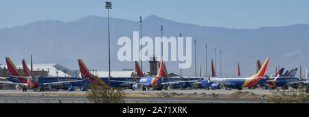 Oltre 25 più del Boeing Max getti8-8 appartenenti al Southwest Airlines restano ancora collegato a massa in Victorville aeroporto martedì. Oggi Boeing Company Presidente e Chief Executive Officer di Dennis Muilenburg e Boeing aerei commerciali Vice Presidente e Chief Engineer John Hamilton, testimoniare davanti a un trasporto del Senato audizione del Comitato sul tema "La sicurezza aerea e il futuro del Boeing 737 MAX' sul Campidoglio di Washington, Stati Uniti d'America. Ottobre 29, 2019. Foto da Gene Blevins/ZUMAPRESS. Credit: Gene Blevins/ZUMA filo/Alamy Live News Foto Stock