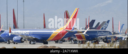 Oltre 25 più del Boeing Max getti8-8 appartenenti al Southwest Airlines restano ancora collegato a massa in Victorville aeroporto martedì. Oggi Boeing Company Presidente e Chief Executive Officer di Dennis Muilenburg e Boeing aerei commerciali Vice Presidente e Chief Engineer John Hamilton, testimoniare davanti a un trasporto del Senato audizione del Comitato sul tema "La sicurezza aerea e il futuro del Boeing 737 MAX' sul Campidoglio di Washington, Stati Uniti d'America. Ottobre 29, 2019. Foto da Gene Blevins/ZUMAPRESS. Credit: Gene Blevins/ZUMA filo/Alamy Live News Foto Stock