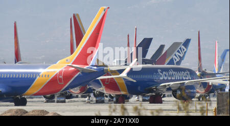 Oltre 25 più del Boeing Max getti8-8 appartenenti al Southwest Airlines restano ancora collegato a massa in Victorville aeroporto martedì. Oggi Boeing Company Presidente e Chief Executive Officer di Dennis Muilenburg e Boeing aerei commerciali Vice Presidente e Chief Engineer John Hamilton, testimoniare davanti a un trasporto del Senato audizione del Comitato sul tema "La sicurezza aerea e il futuro del Boeing 737 MAX' sul Campidoglio di Washington, Stati Uniti d'America. Ottobre 29, 2019. Foto da Gene Blevins/ZUMAPRESS. Credit: Gene Blevins/ZUMA filo/Alamy Live News Foto Stock