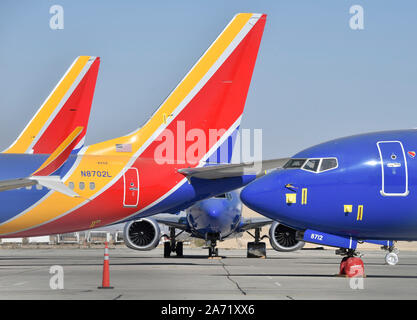 Oltre 25 più del Boeing Max getti8-8 appartenenti al Southwest Airlines restano ancora collegato a massa in Victorville aeroporto martedì. Oggi Boeing Company Presidente e Chief Executive Officer di Dennis Muilenburg e Boeing aerei commerciali Vice Presidente e Chief Engineer John Hamilton, testimoniare davanti a un trasporto del Senato audizione del Comitato sul tema "La sicurezza aerea e il futuro del Boeing 737 MAX' sul Campidoglio di Washington, Stati Uniti d'America. Ottobre 29, 2019. Foto da Gene Blevins/ZUMAPRESS. Credit: Gene Blevins/ZUMA filo/Alamy Live News Foto Stock