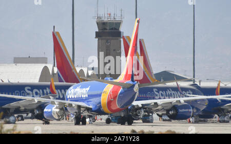 Oltre 25 più del Boeing Max getti8-8 appartenenti al Southwest Airlines restano ancora collegato a massa in Victorville aeroporto martedì. Oggi Boeing Company Presidente e Chief Executive Officer di Dennis Muilenburg e Boeing aerei commerciali Vice Presidente e Chief Engineer John Hamilton, testimoniare davanti a un trasporto del Senato audizione del Comitato sul tema "La sicurezza aerea e il futuro del Boeing 737 MAX' sul Campidoglio di Washington, Stati Uniti d'America. Ottobre 29, 2019. Foto da Gene Blevins/ZUMAPRESS. Credit: Gene Blevins/ZUMA filo/Alamy Live News Foto Stock