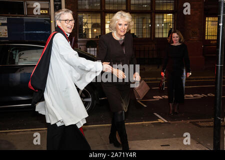 Londra, Regno Unito. 29 ott 2019. St sposa la Chiesa, Fleet Street - Foto mostra Camilla, duchessa di Cornovaglia accolti all'arrivo con il reverendo Canon Dr Alison Joyce al servizio della celebrazione del ricordo per commemorare e sostenere i giornalisti, fotografi, fotocamera con equipaggio e il personale di supporto che ha la missione di portare a noi la notizia. Credito: Jeff Gilbert/Alamy Live News Foto Stock