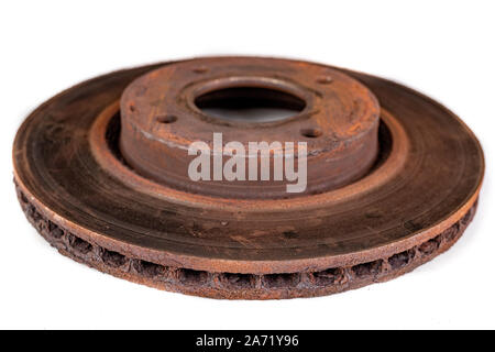 Vecchio arrugginito disco freno. Le parti di ricambio usate per le autovetture. Sfondo chiaro. Foto Stock