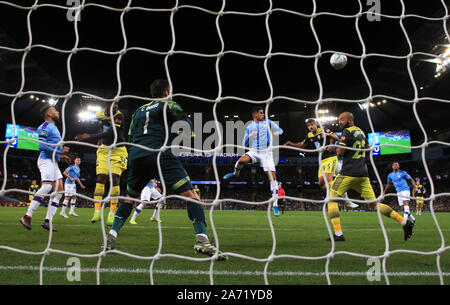 Southampton Jack Stephens (centro destra) punteggi il suo lato del primo obiettivo del gioco durante il Carabao Cup, quarto round corrispondono all'Etihad Stadium e Manchester. Foto Stock