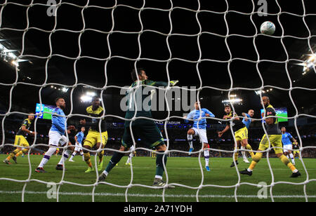 Southampton Jack Stephens (centro destra) punteggi il suo lato del primo obiettivo del gioco durante il Carabao Cup, quarto round corrispondono all'Etihad Stadium e Manchester. Foto Stock