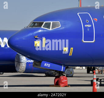 Oltre 25 più del Boeing Max getti8-8 appartenenti al Southwest Airlines restano ancora collegato a massa in Victorville aeroporto martedì. Oggi Boeing Company Presidente e Chief Executive Officer di Dennis Muilenburg e Boeing aerei commerciali Vice Presidente e Chief Engineer John Hamilton, testimoniare davanti a un trasporto del Senato audizione del Comitato sul tema "La sicurezza aerea e il futuro del Boeing 737 MAX' sul Campidoglio di Washington, Stati Uniti d'America. Ottobre 29, 2019. Foto da Gene Blevins/ZUMAPRESS. Credit: Gene Blevins/ZUMA filo/Alamy Live News Foto Stock