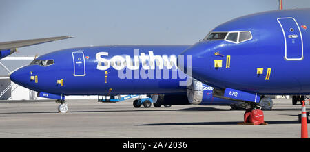 Oltre 25 più del Boeing Max getti8-8 appartenenti al Southwest Airlines restano ancora collegato a massa in Victorville aeroporto martedì. Oggi Boeing Company Presidente e Chief Executive Officer di Dennis Muilenburg e Boeing aerei commerciali Vice Presidente e Chief Engineer John Hamilton, testimoniare davanti a un trasporto del Senato audizione del Comitato sul tema "La sicurezza aerea e il futuro del Boeing 737 MAX' sul Campidoglio di Washington, Stati Uniti d'America. Ottobre 29, 2019. Foto da Gene Blevins/ZUMAPRESS. Credit: Gene Blevins/ZUMA filo/Alamy Live News Foto Stock