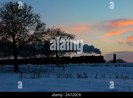 44871 passa bavature sull'ELR con una Santa speciale. Foto Stock