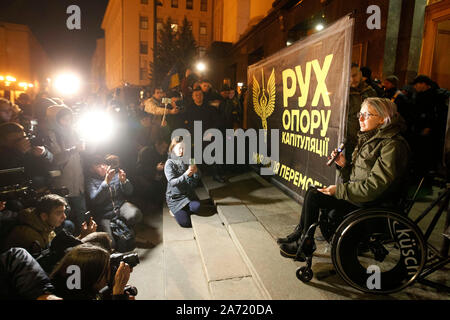 Gli attivisti si riuniscono al di fuori dell'Ufficio Presidenziale durante la protesta.Gli attivisti riuniti come protestano contro l'Ucraina il ritiro delle truppe e la realizzazione del cosiddetto Steinmeier formula. Il ritiro delle truppe su entrambi i lati, controllata da Ucraina e pro-russo separatisti, iniziato nei pressi di Zolote Luhansk regione nell Est dell'Ucraina a 12-00 su ottobre 29, secondo quanto riferito dai media. Foto Stock