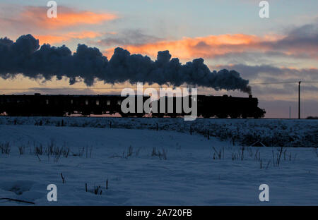 44871 passa bavature sull'ELR con una Santa speciale. Foto Stock