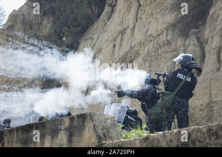 La Paz in Bolivia. 29 ott 2019. Le forze di sicurezza incendio presso i manifestanti in segno di protesta a sostegno dell'opposizione il candidato presidenziale Mesa. Dopo aver annunciato i risultati delle elezioni presidenziali, il Presidente Morales, che era stato in carica dal 2006, è stata confrontata con le accuse di manipolazione elettorale. Sostenitori e oppositori di Morales ha bloccato le strade. Questo ha portato ad alcuni disordini. Credito: Gaston Brito/dpa/Alamy Live News Foto Stock