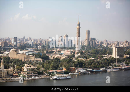 Il Cairo, Egitto. 29 ott 2019. Una vista generale della Torre de Il Cairo (R) e l'Opera del Cairo (L) all'Isola di Gezira, sulle rive del fiume Nilo. Credito: Gehad Hamdy/dpa/Alamy Live News Foto Stock