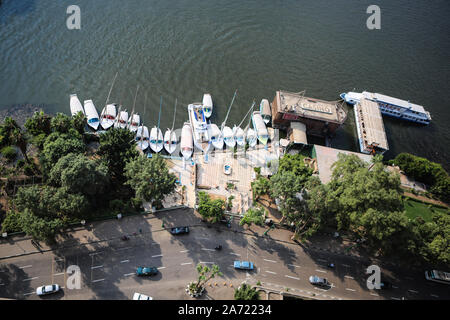 Il Cairo, Egitto. 29 ott 2019. Una vista generale delle barche ormeggiate sulle rive del fiume Nilo. Credito: Gehad Hamdy/dpa/Alamy Live News Foto Stock