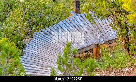 Telaio Panorama passerella in legno scendendo in una vallata ripida Foto Stock