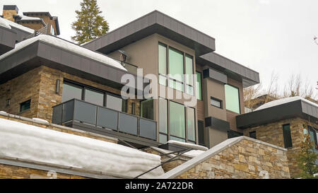 Home Panorama con un moderno design architettonico visto contro il cielo bianco in inverno Foto Stock