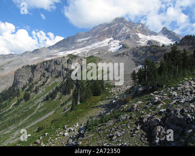 Un tempo estivo vista di Mt. Cappa, Sandy Glacier, Reid ghiacciaio, e l'illuminazione Rock dal lato nord della cresta Yocom. Foto Stock