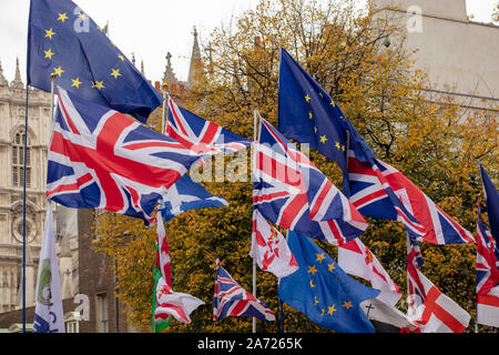 Londra, Regno Unito. 29 ottobre 2019. Union Jack, bandiere inglesi ed europee che volavano davanti al Parlamento. Credit: Joe Kuis / Alamy News Foto Stock