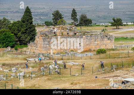 I resti di antichi edifici antichi di Hierapolis da blocchi di calcare, pareti fatiscenti. Foto Stock