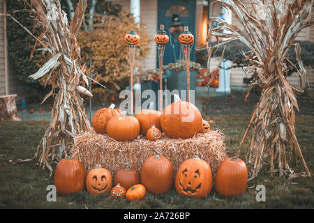 Zucche di Halloween e decorazioni al di fuori di una casa, America village Foto Stock