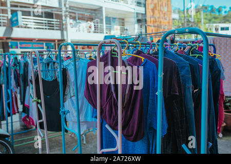 Le operazioni di lavaggio e di asciugatura su un appendiabiti vestiti sulla strada del Vietnam Ho Chi Minh City Foto Stock