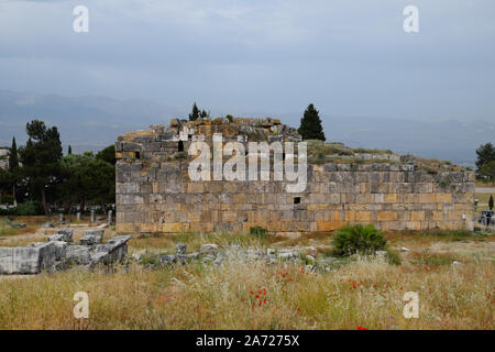 I resti di antichi edifici antichi di Hierapolis da blocchi di calcare, pareti fatiscenti. Foto Stock