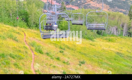 Panorama seggiovie sulla montagna con erbe e sentieri in Park City Utah in estate Foto Stock