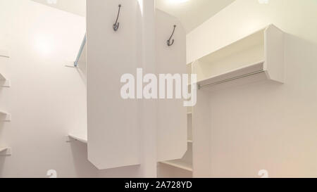 Panorama telaio interno di una doppia cabina armadio Foto Stock