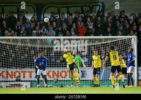 Burton upon Trent, Regno Unito. 29 ott 2019. John Brayford di Burton Albion (2) capi la sfera chiaro durante l EFL Carabao Cup round di 16 match tra Burton Albion e Leicester City presso la Pirelli Stadium, Burton upon Trent, Inghilterra. Foto di Mick Haynes. Solo uso editoriale, è richiesta una licenza per uso commerciale. Nessun uso in scommesse, giochi o un singolo giocatore/club/league pubblicazioni. Credit: UK Sports Pics Ltd/Alamy Live News Foto Stock