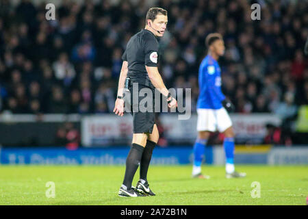 Burton upon Trent, Regno Unito. 29 ott 2019. Darren Inghilterra arbitro durante l EFL Carabao Cup round di 16 match tra Burton Albion e Leicester City presso la Pirelli Stadium, Burton upon Trent, Inghilterra. Foto di Mick Haynes. Solo uso editoriale, è richiesta una licenza per uso commerciale. Nessun uso in scommesse, giochi o un singolo giocatore/club/league pubblicazioni. Credit: UK Sports Pics Ltd/Alamy Live News Foto Stock