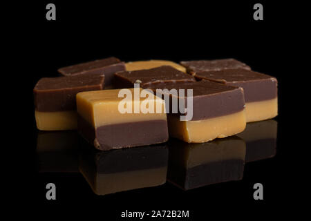 Gruppo di otto tutta la Dolce caramello marrone cioccolato candy isolato sul vetro nero Foto Stock