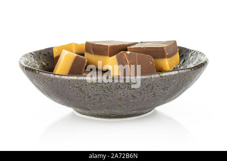 Sacco di tutta la Dolce caramello marrone cioccolato candy in scuro vaso in ceramica isolata su sfondo bianco Foto Stock