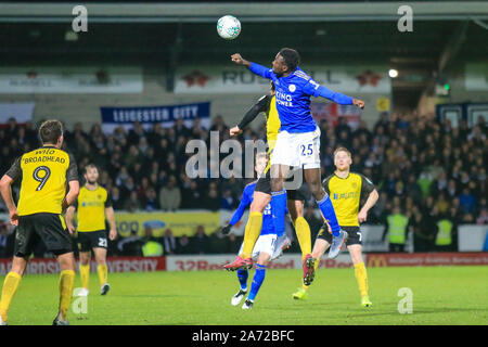 Burton upon Trent, Regno Unito. 29 ott 2019. Wilfred Ndidi di Leicester City (25) balza alta per la sfera durante l EFL Carabao Cup round di 16 match tra Burton Albion e Leicester City presso la Pirelli Stadium, Burton upon Trent, Inghilterra. Foto di Mick Haynes. Solo uso editoriale, è richiesta una licenza per uso commerciale. Nessun uso in scommesse, giochi o un singolo giocatore/club/league pubblicazioni. Credit: UK Sports Pics Ltd/Alamy Live News Foto Stock