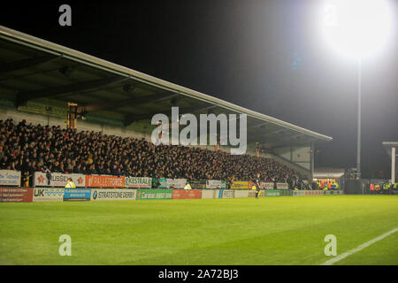 Burton upon Trent, Regno Unito. 29 ott 2019. Burton tifosi festeggiare un goal durante l EFL Carabao Cup round di 16 match tra Burton Albion e Leicester City presso la Pirelli Stadium, Burton upon Trent, Inghilterra. Foto di Mick Haynes. Solo uso editoriale, è richiesta una licenza per uso commerciale. Nessun uso in scommesse, giochi o un singolo giocatore/club/league pubblicazioni. Credit: UK Sports Pics Ltd/Alamy Live News Foto Stock