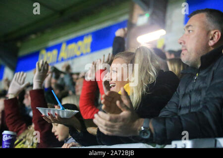 Burton upon Trent, Regno Unito. 29 ott 2019. Burton tifosi festeggiare un goal durante l EFL Carabao Cup round di 16 match tra Burton Albion e Leicester City presso la Pirelli Stadium, Burton upon Trent, Inghilterra. Foto di Mick Haynes. Solo uso editoriale, è richiesta una licenza per uso commerciale. Nessun uso in scommesse, giochi o un singolo giocatore/club/league pubblicazioni. Credit: UK Sports Pics Ltd/Alamy Live News Foto Stock