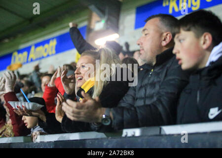 Burton upon Trent, Regno Unito. 29 ott 2019. Burton tifosi festeggiare un goal durante l EFL Carabao Cup round di 16 match tra Burton Albion e Leicester City presso la Pirelli Stadium, Burton upon Trent, Inghilterra. Foto di Mick Haynes. Solo uso editoriale, è richiesta una licenza per uso commerciale. Nessun uso in scommesse, giochi o un singolo giocatore/club/league pubblicazioni. Credit: UK Sports Pics Ltd/Alamy Live News Foto Stock