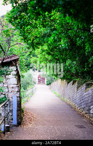 Paesaggio con percorso in Arco città sul lago di Garda Foto Stock