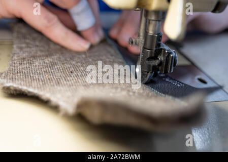 I dettagli di cucitura di pelliccia e cuoio. Produzione di calzature. Foto Stock